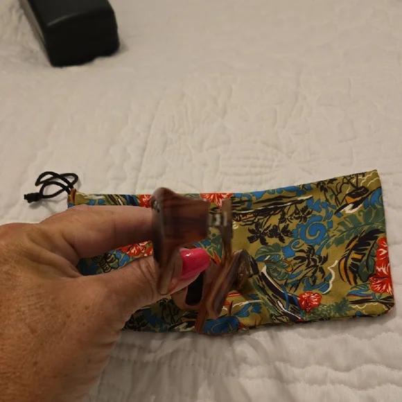Elegant Maui Jim Brown Sunglasses with Floral Case - Picture 2 of 8